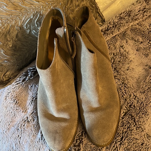 Short leather  ankle boot - Picture 2 of 8